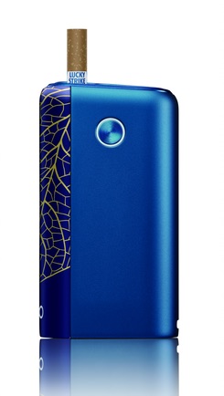 グローハイパープラスでラッキーストライクを吸っている画像